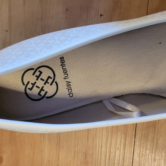 Left shoes only and sandals-amputee - Picture 9 of 9